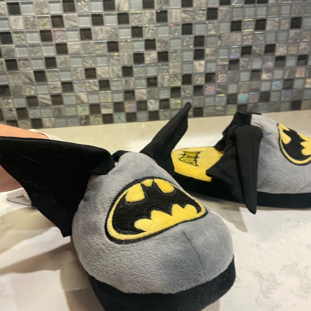 Stompeez Animated Batman Slippers - NWOT - Kids Size S - Very Thick and Soft